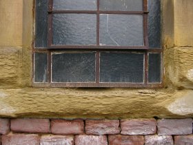 zerstoerte Fenstergewaende