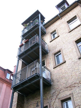 Haussanierung Karlsruhe, vorgesetzte Balkone, Stahkonstruktion